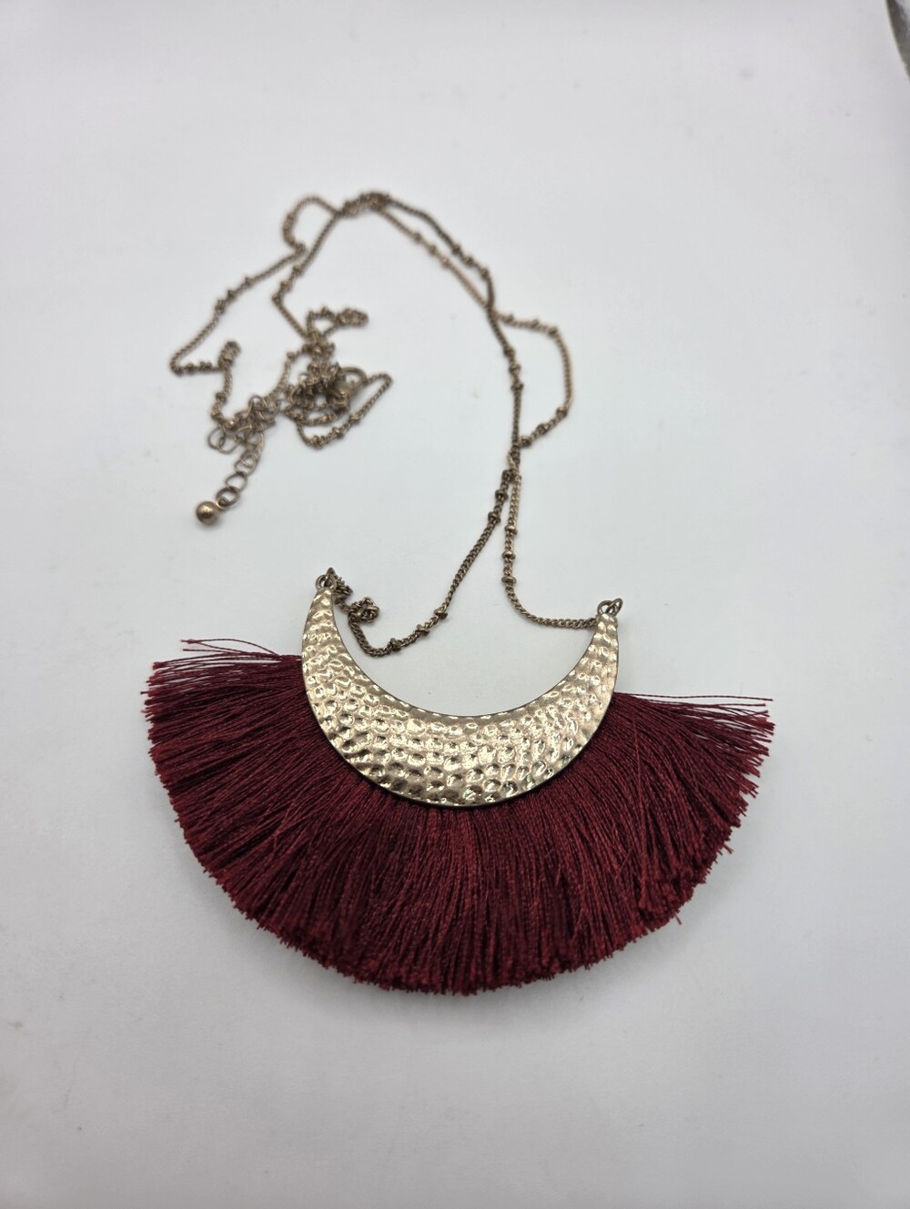 Vintage Tassel Pendant Necklace: Hammered Gold Tone Chain, Adjustable 29"